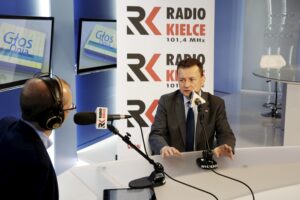 16.05.2016 Kielce. Minister spraw wewnętrznych Mariusz Błaszczak podczas rozmowy z Bartłomiejem Zapałą w studiu TVP. / Jarosław Kubalski / Radio Kielce