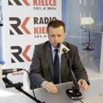 16.05.2016 Kielce. Minister spraw wewnętrznych Mariusz Błaszczak podczas rozmowy z Bartłomiejem Zapałą w studiu TVP. / Jarosław Kubalski / Radio Kielce
