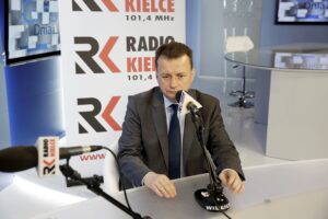 16.05.2016 Kielce. Minister spraw wewnętrznych Mariusz Błaszczak podczas rozmowy z Bartłomiejem Zapałą w studiu TVP. / Jarosław Kubalski / Radio Kielce