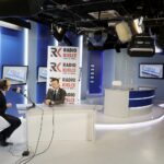 16.05.2016 Kielce. Minister spraw wewnętrznych Mariusz Błaszczak podczas rozmowy z Bartłomiejem Zapałą w studiu TVP. / Jarosław Kubalski / Radio Kielce