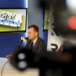 16.05.2016 Kielce. Minister spraw wewnętrznych Mariusz Błaszczak podczas rozmowy z Bartłomiejem Zapałą w studiu TVP. / Jarosław Kubalski / Radio Kielce