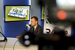 16.05.2016 Kielce. Minister spraw wewnętrznych Mariusz Błaszczak podczas rozmowy z Bartłomiejem Zapałą w studiu TVP. / Jarosław Kubalski / Radio Kielce