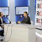 16.05.2016 Kielce. Minister spraw wewnętrznych Mariusz Błaszczak podczas rozmowy z Bartłomiejem Zapałą w studiu TVP. / Jarosław Kubalski / Radio Kielce