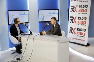 16.05.2016 Kielce. Minister spraw wewnętrznych Mariusz Błaszczak podczas rozmowy z Bartłomiejem Zapałą w studiu TVP. / Jarosław Kubalski / Radio Kielce