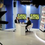 16.05.2016 Kielce. Minister spraw wewnętrznych Mariusz Błaszczak podczas rozmowy z Bartłomiejem Zapałą w studiu TVP. / Jarosław Kubalski / Radio Kielce