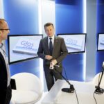 16.05.2016 Kielce. Minister spraw wewnętrznych Mariusz Błaszczak podczas rozmowy z Bartłomiejem Zapałą w studiu TVP. / Jarosław Kubalski / Radio Kielce