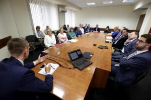 02.06.2016 Kielce. Eksperci z Banku Światowego spotkali się z przedsiębiorcami. / Jarosław Kubalski / Radio Kielce