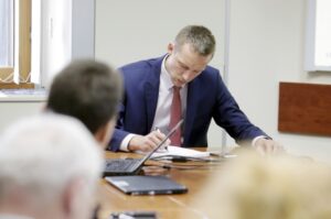 02.06.2016 Kielce. Eksperci z Banku Światowego spotkali się z przedsiębiorcami. / Jarosław Kubalski / Radio Kielce