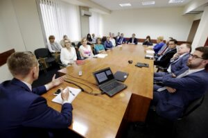 02.06.2016 Kielce. Eksperci z Banku Światowego spotkali się z przedsiębiorcami. / Jarosław Kubalski / Radio Kielce