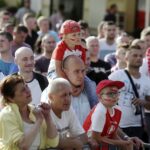 12.06.2016 Kielce. Kibice na Rynku podczas meczu Mistrzostw Europy Polska - Irlandia Północna. / Jarosław Kubalski / Radio Kielce