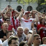 12.06.2016 Kielce. Kibice na Rynku podczas meczu Mistrzostw Europy Polska - Irlandia Północna. / Jarosław Kubalski / Radio Kielce