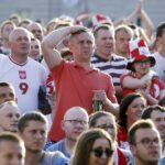 12.06.2016 Kielce. Kibice na Rynku podczas meczu Mistrzostw Europy Polska - Irlandia Północna. / Jarosław Kubalski / Radio Kielce