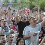 12.06.2016 Kielce. Kibice na Rynku podczas meczu Mistrzostw Europy Polska - Irlandia Północna. / Jarosław Kubalski / Radio Kielce