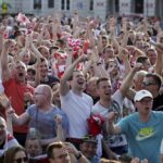 12.06.2016 Kielce. Kibice na Rynku podczas meczu Mistrzostw Europy Polska - Irlandia Północna. / Jarosław Kubalski / Radio Kielce