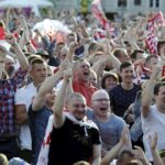 12.06.2016 Kielce. Kibice na Rynku podczas meczu Mistrzostw Europy Polska - Irlandia Północna. / Jarosław Kubalski / Radio Kielce