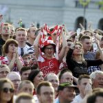 12.06.2016 Kielce. Kibice na Rynku podczas meczu Mistrzostw Europy Polska - Irlandia Północna. / Jarosław Kubalski / Radio Kielce