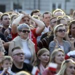 12.06.2016 Kielce. Kibice na Rynku podczas meczu Mistrzostw Europy Polska - Irlandia Północna. / Jarosław Kubalski / Radio Kielce