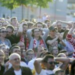 12.06.2016 Kielce. Kibice na Rynku podczas meczu Mistrzostw Europy Polska - Irlandia Północna. / Jarosław Kubalski / Radio Kielce