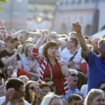 12.06.2016 Kielce. Kibice na Rynku podczas meczu Mistrzostw Europy Polska - Irlandia Północna. / Jarosław Kubalski / Radio Kielce