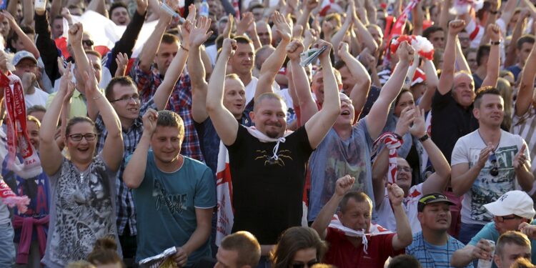 12.06.2016 Kielce. Kibice na Rynku podczas meczu Mistrzostw Europy Polska - Irlandia Północna. / Jarosław Kubalski / Radio Kielce