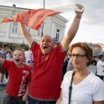 12.06.2016 Kielce. Kibice na Rynku podczas meczu Mistrzostw Europy Polska - Irlandia Północna. / Jarosław Kubalski / Radio Kielce