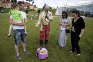 12.06.2016 Podzamcze Chęcińskie. Piknik "Śniadanie na trawie" na terenie Regionalnego Centrum Naukowo - Technologicznego. / Jarosław Kubalski / Radio Kielce