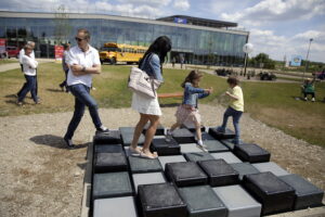 12.06.2016 Podzamcze Chęcińskie. Piknik "Śniadanie na trawie" na terenie Regionalnego Centrum Naukowo - Technologicznego. / Jarosław Kubalski / Radio Kielce