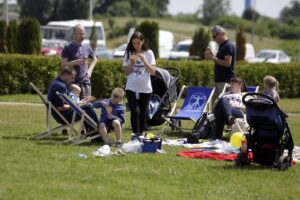 12.06.2016 Podzamcze Chęcińskie. Piknik "Śniadanie na trawie" na terenie Regionalnego Centrum Naukowo - Technologicznego. / Jarosław Kubalski / Radio Kielce