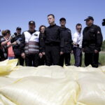 16.06.2016. Minister Mariusz Błaszczak odwiedził Borków. Przyglądał się ćwiczeniom strażackim / Jarosław Kubalski / Radio Kielce