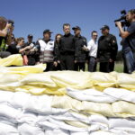 16.06.2016. Minister Mariusz Błaszczak odwiedził Borków. Przyglądał się ćwiczeniom strażackim / Jarosław Kubalski / Radio Kielce