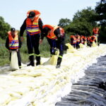 16.06.2016. Minister Mariusz Błaszczak odwiedził Borków. Przyglądał się ćwiczeniom strażackim / Jarosław Kubalski / Radio Kielce