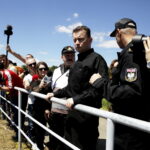 16.06.2016. Minister Mariusz Błaszczak odwiedził Borków. Przyglądał się ćwiczeniom strażackim / Jarosław Kubalski / Radio Kielce