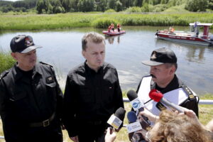 16.06.2016. Minister Mariusz Błaszczak odwiedził Borków. Przyglądał się ćwiczeniom strażackim / Jarosław Kubalski / Radio Kielce