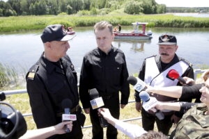 16.06.2016. Minister Mariusz Błaszczak odwiedził Borków. Przyglądał się ćwiczeniom strażackim / Jarosław Kubalski / Radio Kielce