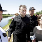 16.06.2016. Minister Mariusz Błaszczak odwiedził Borków. Przyglądał się ćwiczeniom strażackim / Jarosław Kubalski / Radio Kielce