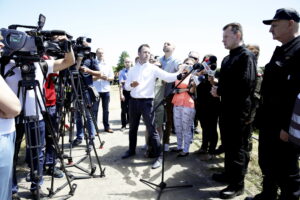 16.06.2016. Minister Mariusz Błaszczak odwiedził Borków. Przyglądał się ćwiczeniom strażackim / Jarosław Kubalski / Radio Kielce