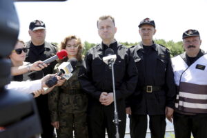 16.06.2016. Minister Mariusz Błaszczak odwiedził Borków. Przyglądał się ćwiczeniom strażackim / Jarosław Kubalski / Radio Kielce