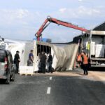 17.06.2016 Droga S74. Przewrócił się TIR po tym jak pękła mu opona. / Jarosław Kubalski / Radio Kielce