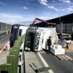 17.06.2016 Droga S74. Przewrócił się TIR po tym jak pękła mu opona. / Jarosław Kubalski / Radio Kielce