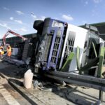 17.06.2016 Droga S74. Przewrócił się TIR po tym jak pękła mu opona. / Jarosław Kubalski / Radio Kielce