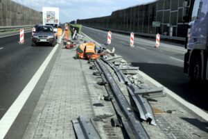 17.06.2016 Droga S74. Przewrócił się TIR po tym jak pękła mu opona. / Jarosław Kubalski / Radio Kielce