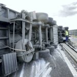 17.06.2016 Droga S74. Przewrócił się TIR po tym jak pękła mu opona. / Jarosław Kubalski / Radio Kielce