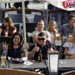 21.06.2016 Kielce. Kibice na Rynku podczas meczu Euro 2016 Polska - Ukraina. / Jarosław Kubalski / Radio Kielce