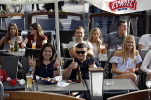 21.06.2016 Kielce. Kibice na Rynku podczas meczu Euro 2016 Polska - Ukraina. / Jarosław Kubalski / Radio Kielce