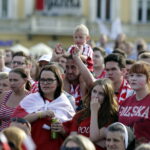 21.06.2016 Kielce. Kibice na Rynku podczas meczu Euro 2016 Polska - Ukraina. / Jarosław Kubalski / Radio Kielce