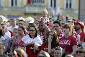 21.06.2016 Kielce. Kibice na Rynku podczas meczu Euro 2016 Polska - Ukraina. / Jarosław Kubalski / Radio Kielce