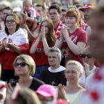 21.06.2016 Kielce. Kibice na Rynku podczas meczu Euro 2016 Polska - Ukraina. / Jarosław Kubalski / Radio Kielce