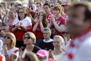 21.06.2016 Kielce. Kibice na Rynku podczas meczu Euro 2016 Polska - Ukraina. / Jarosław Kubalski / Radio Kielce