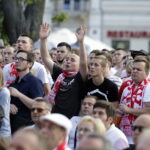 21.06.2016 Kielce. Kibice na Rynku podczas meczu Euro 2016 Polska - Ukraina. / Jarosław Kubalski / Radio Kielce