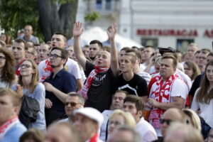 21.06.2016 Kielce. Kibice na Rynku podczas meczu Euro 2016 Polska - Ukraina. / Jarosław Kubalski / Radio Kielce